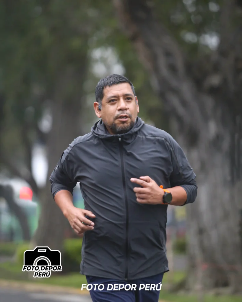 corredor en entrenamiento para la media maratón de Lima 2025 en la av. Arequipa 1 de junio